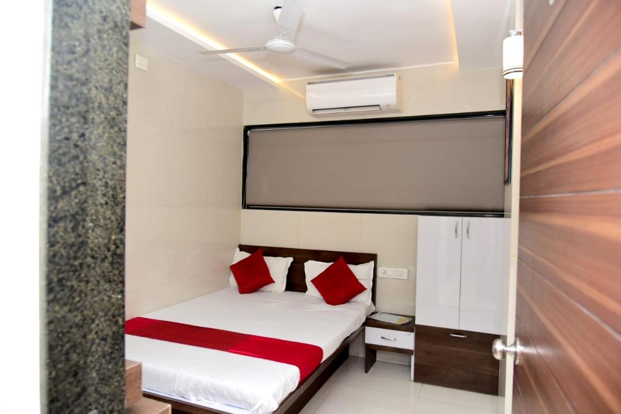 Nivant Lodge Solapur Bagian luar foto